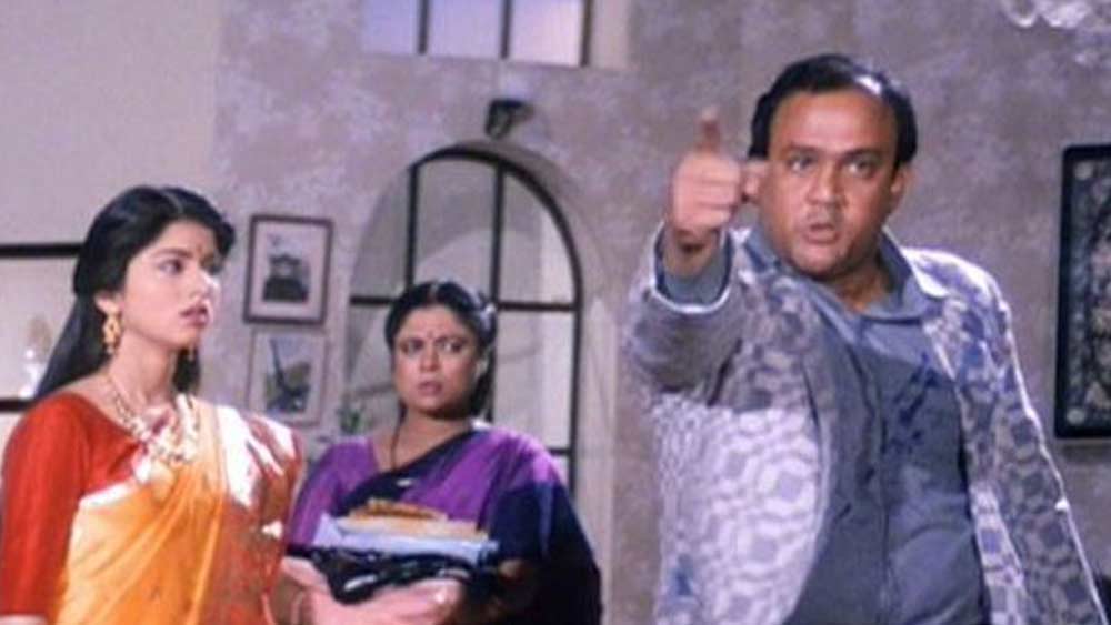 পর্দায় আলোক নাথের মেয়ের ভূমিকায় অভিনয় করা ভাগ্যশ্রী বলেন, তাঁর সঙ্গে অভিনেতা কোনওদিন অশালীন ব্যবহার করেননি। কিন্তু তিনি লক্ষ করেছিলেন, মদ্যপান করার পরে আলোক নাথের আচরণের আমূল পরিবর্তন হয়।