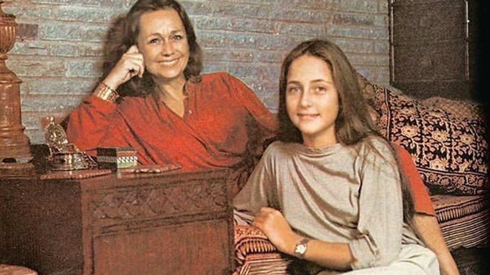 সঞ্জনার জন্ম ১৯৬৭ সালের ২৭ নভেম্বর। এক দিকে কপূর পরিবার, অন্য দিকে কেন্ডেল পরিবার। দুই পরিবারের ধারায় আশৈশব সিনেমা ও থিয়েটারের আবহে কেটেছিল সঞ্জনার।