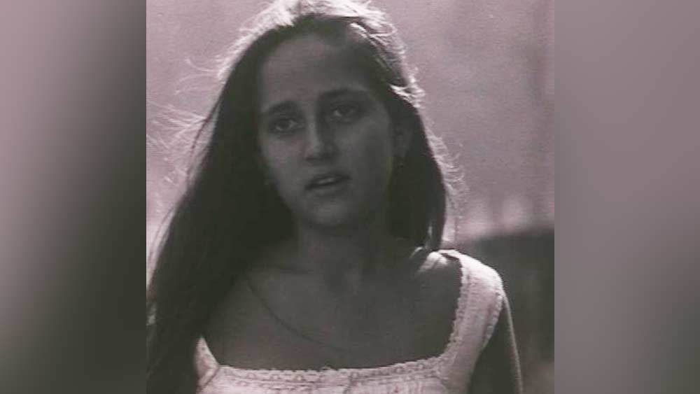 বম্বে ইন্টারন্যাশনাল স্কুলের প্রাক্তন ছাত্রী সঞ্জনার অভিনয় শুরু ১৯৮১ সালে। তাঁর বাবা শশী কপূরের প্রযোজনা এবং অপর্ণা সেনের পরিচালনায় ’৩৬, চৌরঙ্গি লেন’ ছবিতে।