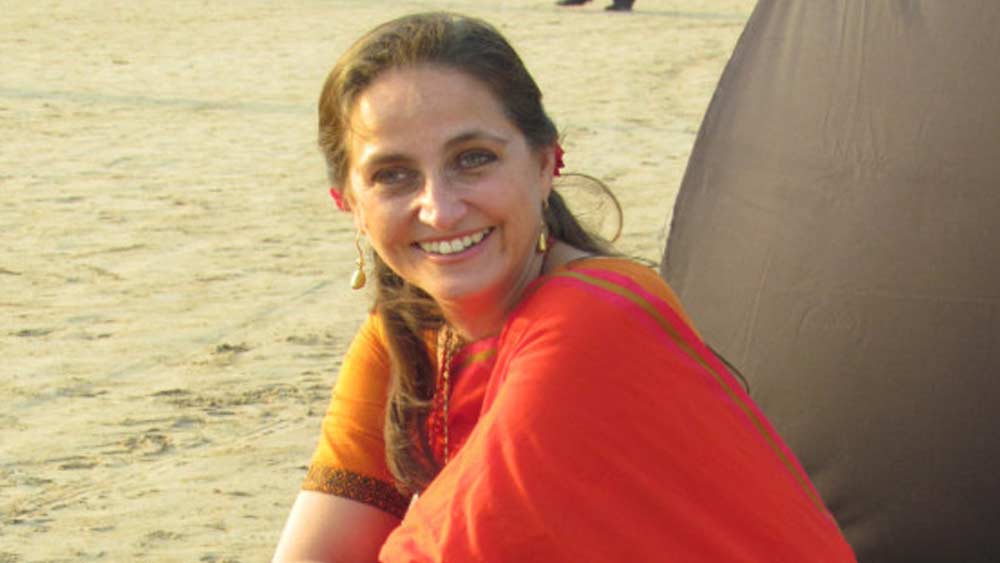 মীরা নায়ারের ‘সালাম বম্বে’ ছবিতেও সঞ্জনার অভিনয় প্রশংসিত হয়। কিন্তু নব্বইয়ের দশকে অভিনয় ছেড়ে দেন সঞ্জনা। তখন তাঁর জীবনে একমাত্র  ধ্যানজ্ঞান থিয়েটার। থিয়েটারের দুনিয়ায় অবদানের জন্য ফরাসি সম্মান ‘শেভালিয়ের দঁ লোর্দ্রর দে আর্ত এ দে লের্ত্র’ বা ‘নাইট অব দ্য অর্ডার অব আর্টস অ্যান্ড লেটার্স’ উপাধিতে।