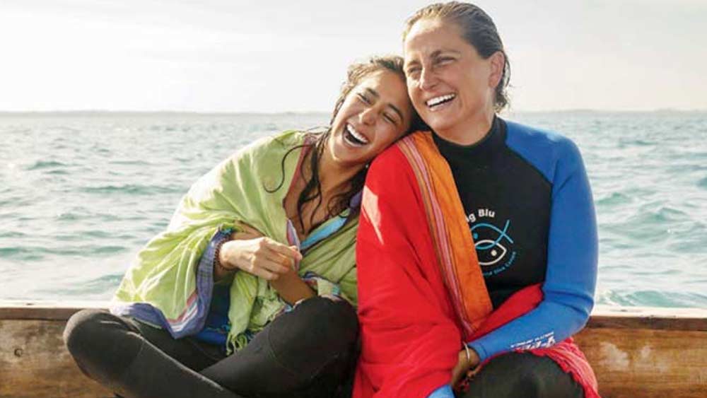 কাজের জন্য তাঁকে দেশের বিভিন্ন অংশে ঘুরতে হয়। ফলে তাঁর বহু দিনের একটা স্বপ্ন সফল হয়েছে, জানান সঞ্জনা। কারণ তাঁর বহু দিনের স্বপ্ন ছিল জিপসি হয়ে ক্যারাভান চালিয়ে ঘুরে বেড়ানো।