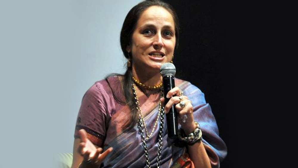 দুই দশক ধরে ‘পৃথ্বী থিয়েটার’-এর সঙ্গে যুক্ত থাকার ফলে তিনি নাটকের খুঁটিনাটি শিখেছেন। এখন দিল্লিতে থাকলেও মুম্বইয়ের জীবন এখনও তাঁর সঙ্গে জড়িয়ে আছে, জানান সঞ্জনা।