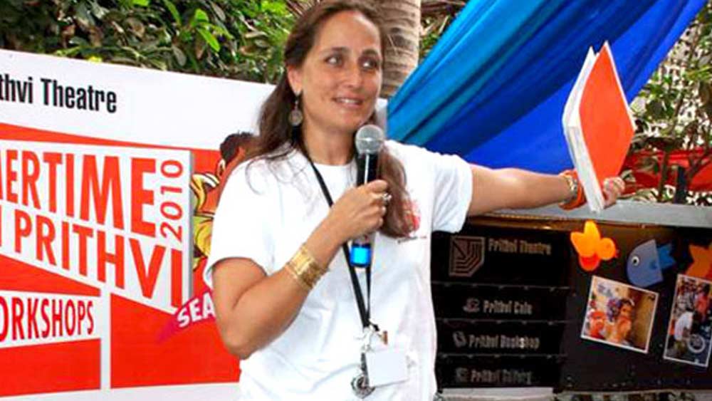 কপূর ও কেন্ডেল পরিবারই তাঁর শিক্ষার ভিত্তি। স্বীকার করেন সঞ্জনা। তবে দুই পরিবারের ছায়ায় না থেকে নিজে কিছু করতে চেয়েছিলেন সঞ্জনা। সেই পথেই পা রেখেছেন তিনি। লাইট সাউন্ড ক্যামেরার হাতছানি পেরিয়ে হাতে তুলে নিয়েছেন পৃথ্বী থিয়েটার এবং জিয়োফ্রে কেন্ডেলের নাটকের দল ‘শেক্সপিয়ারানার’- রেখে যাওয়া ব্যাটন।