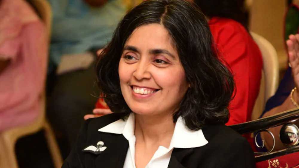 নাম সীমা রাও। স্বাধীনতা সংগ্রামী পরিবারে জন্ম তাঁর। বাবা অধ্যাপক রমাকান্ত সিনারি এক জন স্বাধীনতা সংগ্রামী ছিলেন। ছোটবেলা থেকেই সেই গল্প শুনে বড় হয়েছেন সীমা। সেখান থেকেই ঠিক করে নেন, যদি কিছু করতেই হয়, তা হলে দেশের সেবা করবেন।