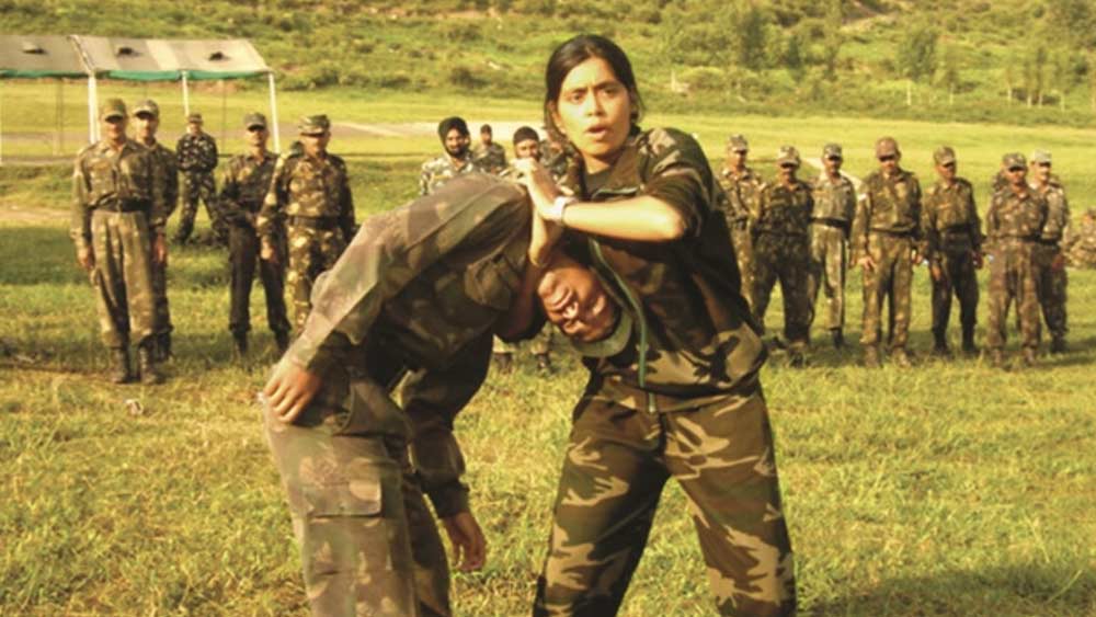 ডাক্তারি নিয়ে পড়াশোনা করতে করতেই দীপক রাওয়ের সঙ্গে আলাপ সীমার। পরে তাঁকে বিয়েও করেন। আজ তিনি যে ভূমিকা পালন করছেন, এর পিছনে তাঁর স্বামীর তাত্পর্যপূর্ণ অবদান রয়েছে। দীপক মার্শাল আর্টে দক্ষ। সীমাকেও মার্শাল আর্ট শেখান তিনি।