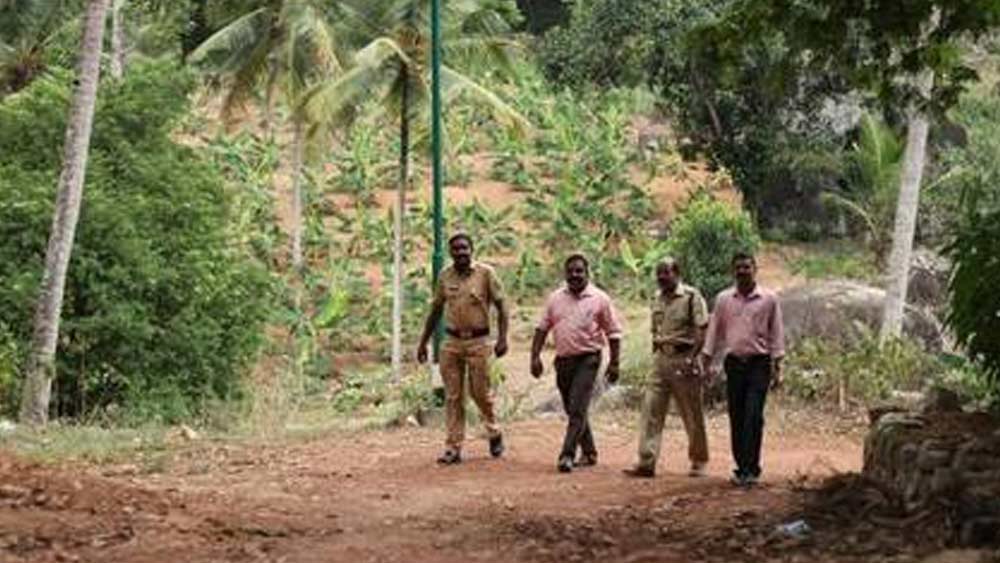 প্রায় ৪৭৪ একর এলাকা নিয়ে তৈরি হয়েছে এই জেল। বিস্তীর্ণ জমিতে হয় চাষ। তাছাড়া ডেয়ারি, পোলট্রি ফার্ম এবং মাছের চাষও হয় এই জেলের ভিতর। এই সব কিছু মিলিয়ে প্রতি বছর দু’কোটি টাকা রোজগার করেন বন্দিরা।