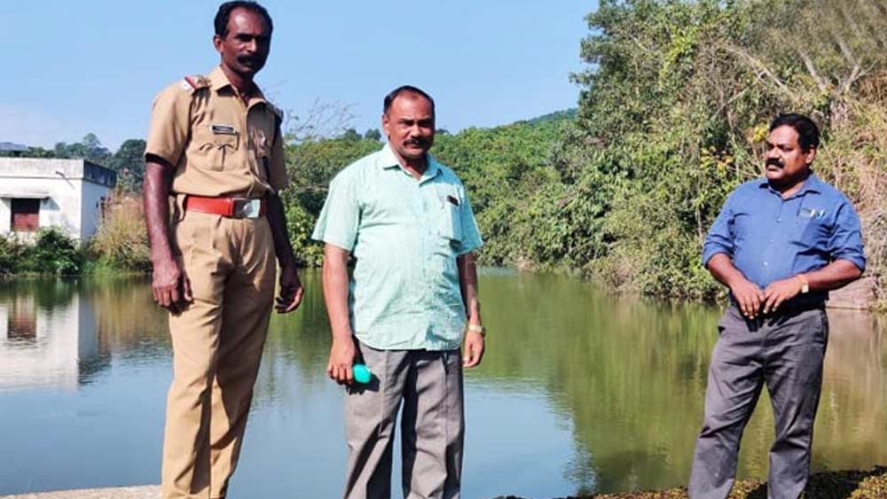 এ ভাবেই বন্দিদের বিচ্ছিন্ন নয়, সমাজের মূলস্রোতে ফেরানোর কাজ চলছে কেরলের মুক্ত জেলে। আর কাজের মাধ্যমে নিজেদের দক্ষতা বাড়িয়ে জেল-পরবর্তী জীবনে সুস্থভাবে বাঁচার দিশা খুঁজছেন বন্দিরা।