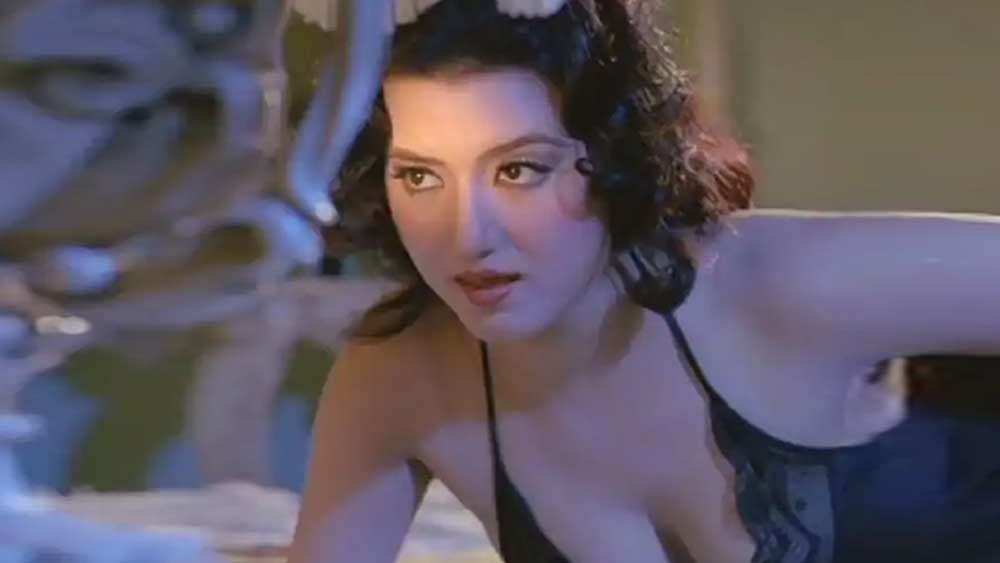 এমনকি তাঁর পদবী নিয়েও রয়েছে নানা মত। কেউ বলেন তাঁর আসল পদবী ভাটিয়া। কিন্তু কারও মতে তিনি জ্যাসমিন ধুন্না। যে কয়েকটা ছবি করেছেন তাতে তাঁর পদবী কোথাও উল্লেখ হয়নি।