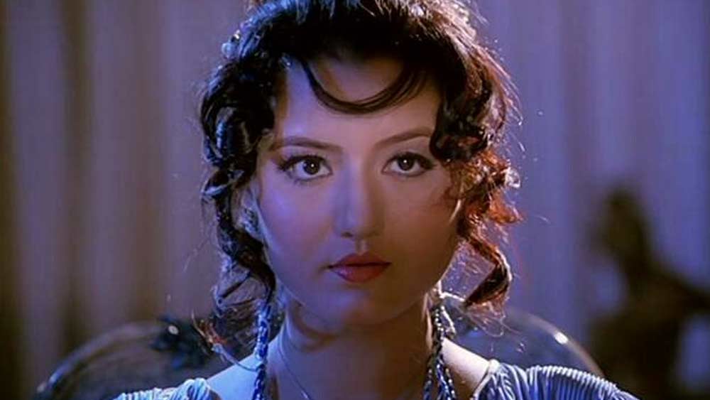 ছবিতে ছিল বেশ কয়েকটি হট সিনও। তাঁর মধ্যে অন্যতম জ্যাসমিনের বাথটবের সিন, যা আজও লোক মুখে চর্চিত। তাঁর মুখের গঠন, গায়ের রং সব মিলিয়ে তাঁকে তুলনা করা হচ্ছিল আর এক সুপারস্টার মন্দাকিনীর সঙ্গে।