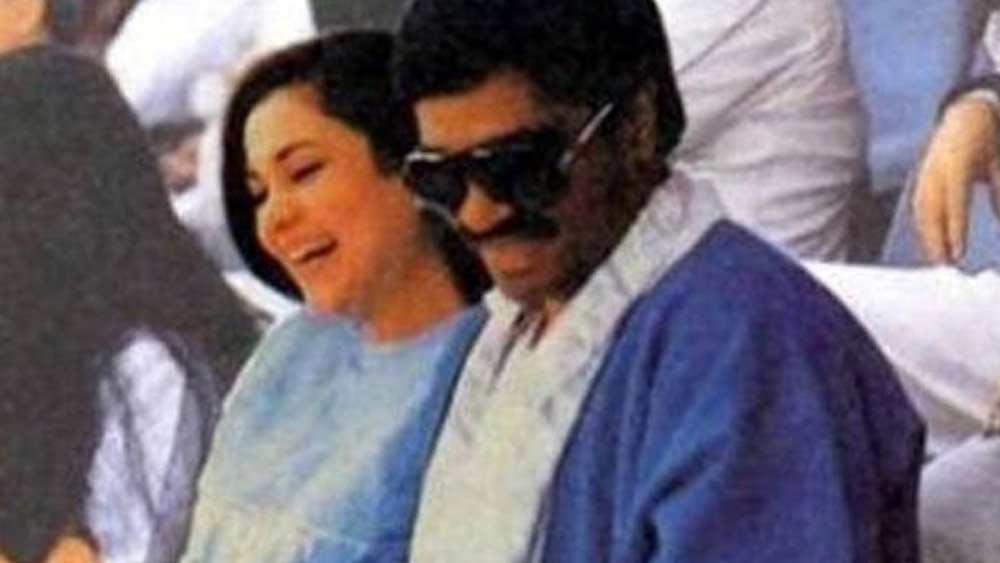 আর এই অতিরিক্ত সৌন্দর্যই কাল হল জ্যাসমিনের জীবনে। শোনা যায়, 'ভিরানা' হিট হওয়ার পর থেকেই তাঁর কাছে বলিউডের আন্ডারওয়ার্ল্ডের ক্রমাগত ফোন আসতে থাকে। ঠিক যেমন মন্দাকিনীর ক্ষেত্রেও এসেছিল।