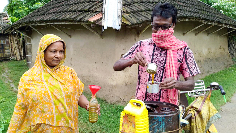 স্টিয়ারিঙের বদলে সর্ষের তেল হাতে জুব্বার। নিজস্ব চিত্র