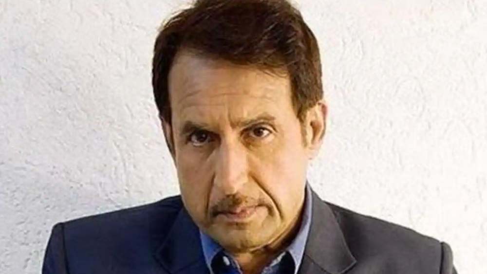 ১৯৪৫ সালের ২০ অক্টোবর কিরণের জন্ম শ্রীনগরে। তাঁর জন্মগত নাম ছিল দীপক ধর। তাঁর বাবা ওঙ্কার নাথ ধর ওরফে জীবন ছিলেন সাদাকালো যুগের জনপ্রিয় অভিনেতা। শুধুমাত্র নারদের চরিত্রেই ৪৯ বার অভিনয় করেছিলেন পরবর্তীকালে বলিউডের প্রখ্যাত এই ভিলেন।