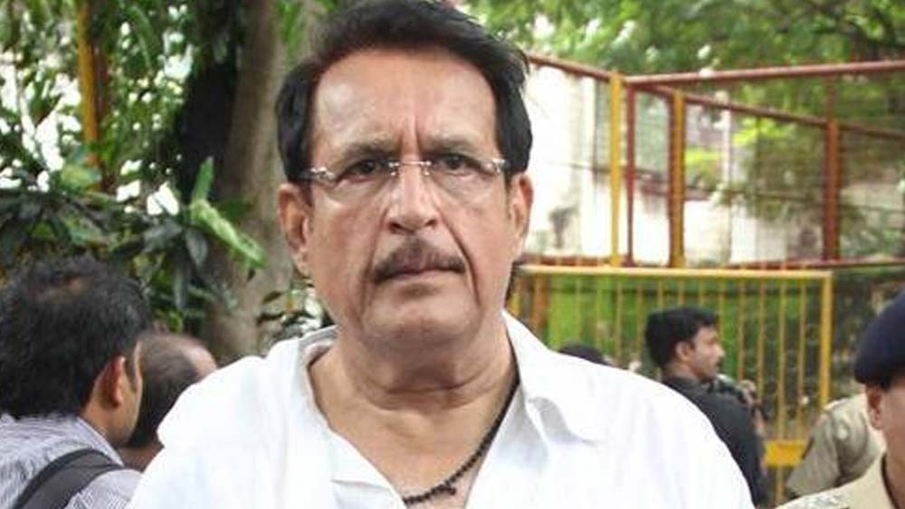 একই বাড়িতে সবার থেকে বিচ্ছিন্ন হয়ে থাকতেন কিরণ কুমার। তাঁর নির্দেশেই স্ত্রী খাবার রেখে দিতেন সিঁড়িতে। ব্যবহারের পরেই ফেলে দেওয়া যায় এমন বাসনই ব্যবহার করা হত।