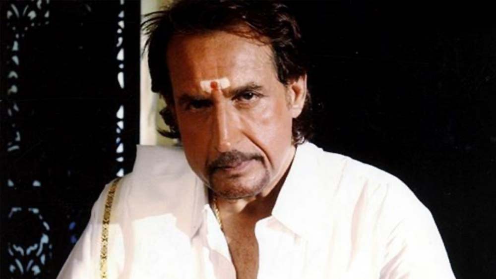 দীর্ঘ নিভৃতবাসে অভিনেতার সঙ্গী ছিল কল্পবিজ্ঞান। আইজ্যাক অ্যাসিমভের লেখা বই এবং স্টার ট্রেক, স্টার ওয়ার্স-এর মতো ছবি দেখে সময় কাটাতেন তিনি। দেখতেন হিন্দি ছবি-ও।