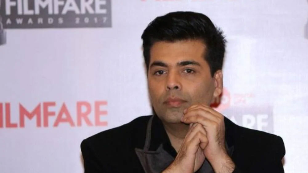 তবে বলিউডে যাঁর বিরুদ্ধে সবচেয়ে বেশি অভিযোগ, তিনি হলেন কর্ণ জোহর (কেজে)। অভিযোগ, অনেকের কেরিয়ার বরবাদ করে দিয়েছেন কেজে। তবে আজ থেকে নয়, অনেক আগে থেকেই কেজের বিরুদ্ধে এই অভিযোগ উঠছে। কর্ণ জোহরকে যাঁরা নিজেদের ‘শত্রু’ বলে মনে করেন এমন কয়েক জন সেলিব্রিটি সম্পর্কে জেনে নেওয়া যাক। কেন কর্ণর সঙ্গে তাঁদের খাপ খায় না।