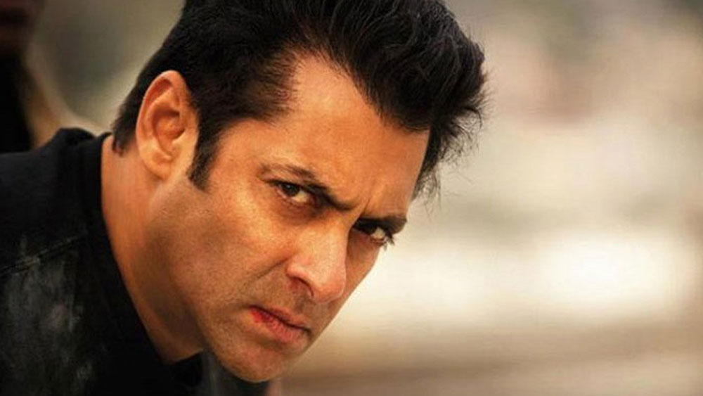 তালিকায় প্রথমেই যে নামটি উঠে আসে তিনি হলেন সলমন খান। সলমনের বিরুদ্ধেও নেপোটিজমের অভিযোগ উঠেছে। কিন্তু সলমন খানও নিজেকে কর্ণ জোহরের শিকার থেকে নিজেকে দূরে সরিয়ে রেখেছেন। কর্ণের পরিচালিত ‘কুছ কুছ হোতা হ্যায়’ ছবিতে ক্যামিয়ো অ্যাপিয়ারেন্স ছিল সলমনের। কিন্তু তার পর থেকে কর্ণের সঙ্গে কোনও কাজ করেননি তিনি।