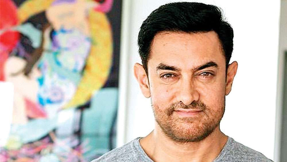 আমির খানও কখনও কর্ণর সঙ্গে কাজ করেননি। কিন্তু কেন? বলা হয়, তার প্রথম কারণ হল শাহরুখ-কর্ণ ঘনিষ্ঠতা। ‘কফি উইদ করণ’-শো তে আমির খান এক বার এসেছিলেন। তখন কর্ণ তাঁকে জিজ্ঞাসা করেছিলেন, কেন এত দেরি করলেন তাঁর এই শো-তে আসতে।