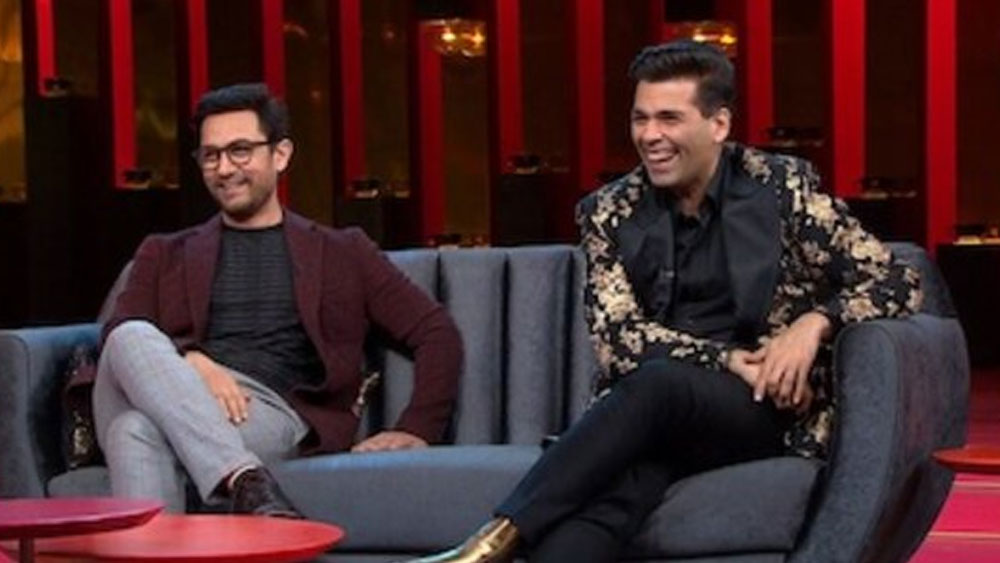 আমির তখন হাসতে হাসতে বলেছিলেন, আমি তো আপনাকে ঠিক করে জানিই না। আপনার সম্পর্কে অনেক কিছুই শুনেছি। তা হয়ত ভুলই শুনেছি। এর পরই কর্ণ আমিরকে জিজ্ঞাসা করেছিলেন, ইন্ডাস্ট্রির এমন কোন জিনিসটা রয়েছে যেটা তিনি পছন্দ করেন না, কিন্তু পছন্দ করার নটাক করতে হয়। তখন  আমির জবাব দিয়েছিলেন, আপনার শো। যা কর্ণের মুখের উপর সপাটে চড়ের মতো ছিল।