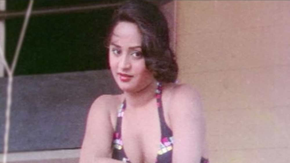 প্রথম ছবিতেই ঋষি কপূরের বিপরীতে অভিনয় করার সুযোগ পান তিনি। তবে পাল্টাতে হয় নিজের নাম। পাবলিসিস্ট দীপ সাগরের দেওয়া নাম ‘নীলু ববি’ পছন্দ হয়নি নীলমের। নামের সঙ্গে পদবিও পাল্টে নেন নবাগতা। বলিউডে তাঁর পরিচয় হয় ‘সোমা আনন্দ’।