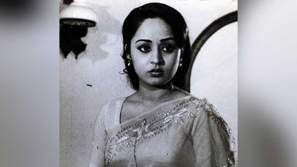 সোমার প্রথম ছবি ‘বারুদ’ মুক্তি পেয়েছিল ১৯৭৬ সালে। বক্স অফিসে সুপারডুপার হিট হয়েছিল ছবিটি। পরে এক সাক্ষাৎকারে সোমা জানান, তিনি কোনও দিন ভাবতেই পারেননি কলেজজীবনের স্বপ্নের নায়ক ঋষি কপূরের সঙ্গে তিনি কেরিয়ারের প্রথম ছবিতে অভিনয় করবেন!