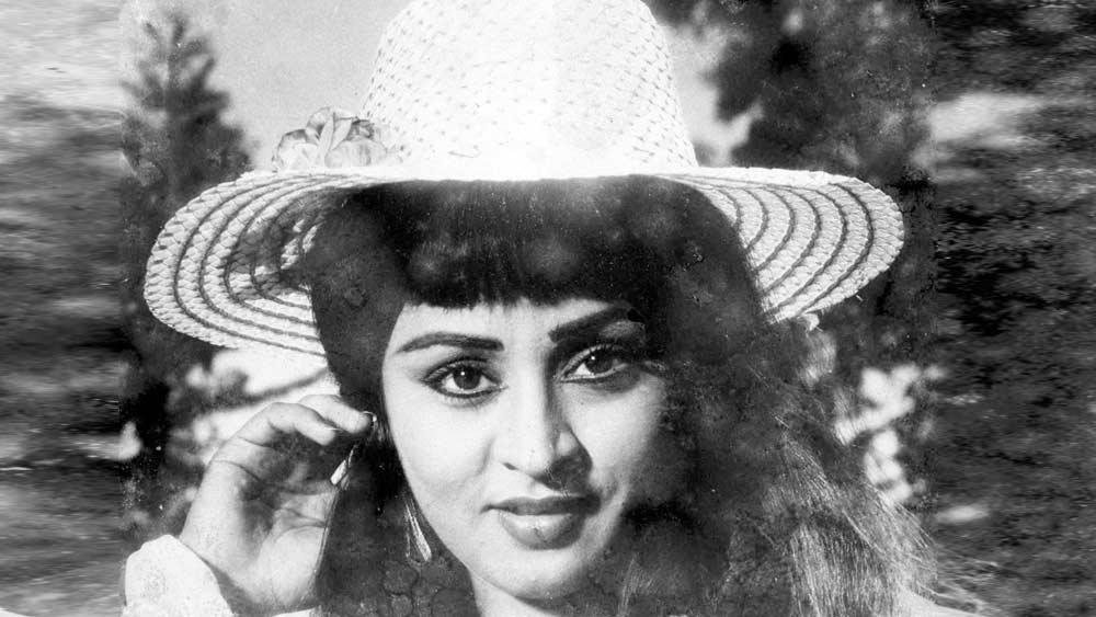 তাঁর চেহারার সঙ্গে হেমা মালিনীর সাদৃশ্য খুঁজে পান দর্শকরা। অনেকে‌ বলেন, তিনি হেমার অভিনয়ের ধারাও অনুকরণ করেন। কিন্তু এই অভিযোগ অস্বীকার করেন সোমা। তাঁর কথায়, তিনি সোমা আনন্দ এবং নিজস্ব ধারাতেই কাজ করে এসেছেন।