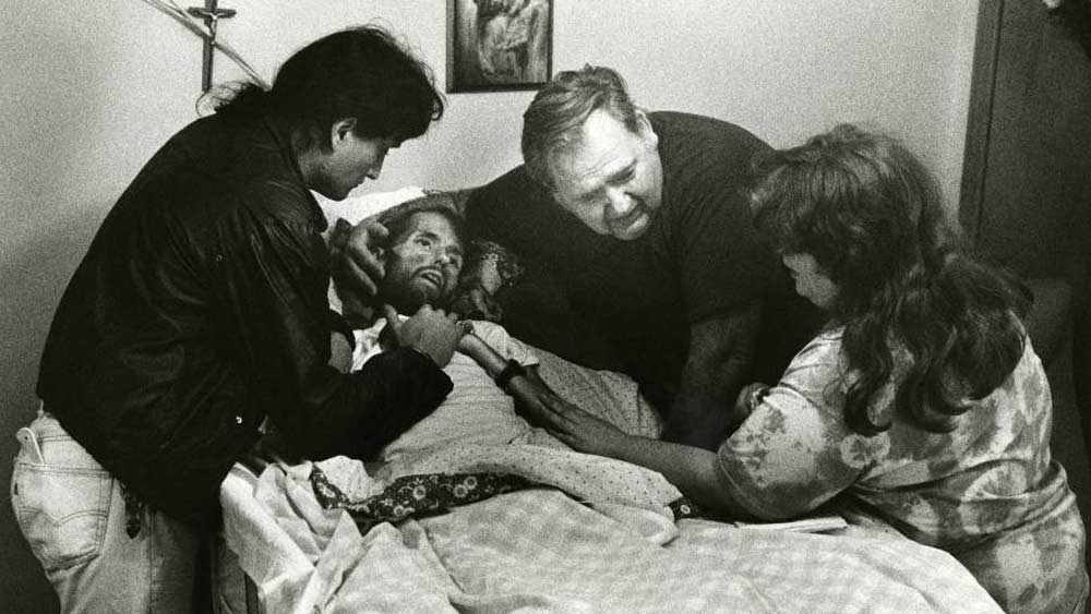 এডস/এইচআইভি:
১৯৮১ নাগাদ এক নতুন ধরনের রোগের প্রকোপ শুরু হয় আমেরিকায়। নাম এডস। জানা যায়, এই রোগ মানবদেহের রোগ প্রতিরোধক ব্যবস্থাকেই ধীরে ধীরে নষ্ট করে ফেলে। যার জেরে মানুষের মৃত্যু পর্যন্ত হয়। এইচআইভি নামের ভাইরাস এই রোগের জন্য দায়ী। ১৯২০-তে আফ্রিকায় শিম্পাঞ্জির থেকে মানুষের দেহে এসেছিল এই ভাইরাস।