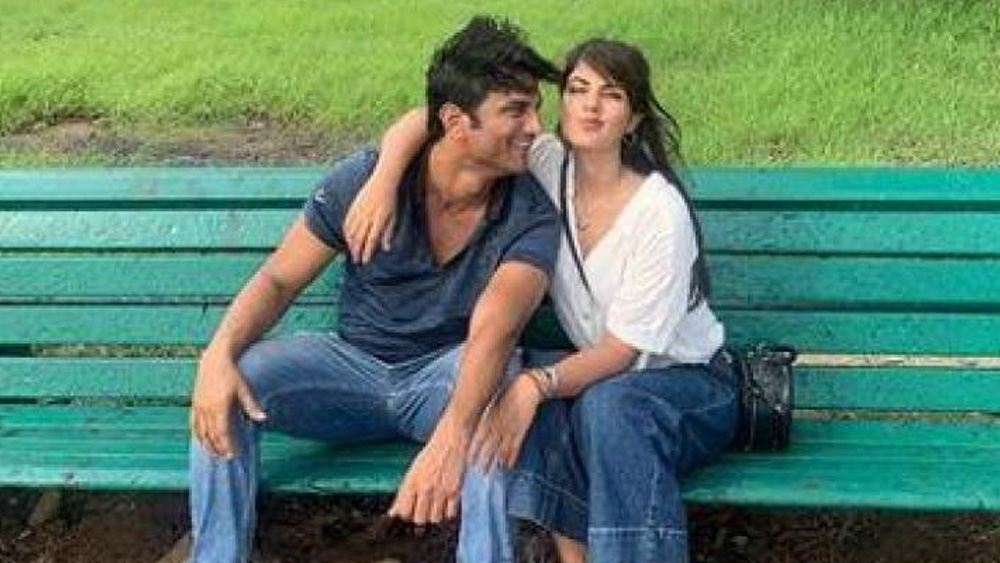 এর পর সুশান্তের জীবনে আসেন রিয়া চক্রবর্তী। তার পরই পাল্টে যেতে থাকে সুশান্তের সংস্থার ব্যবসায়িক ও বাণিজ্যিক সমীকরণ। সুশান্তের ঘনিষ্ঠ সূত্রের দাবি, বহু পুরনো কর্মীকে বাদ দিয়ে দেওয়া হয়। সে সময় দু’টি নতুন সংস্থাও শুরু হয়।