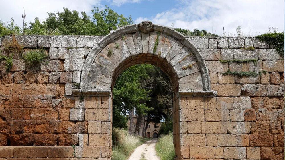 খ্রিস্টের জন্মের ২৪১ বছর আগে তৈরি হওয়া এই শহরে জনজীবন ছিল খ্রিস্টীয় সপ্তম শতাব্দী অবধি। পাঁচিল দিয়ে ঘেরা এই শহর ছিল ছোট। মোট আয়তন ছিল মাত্র ০.১ বর্গমাইল বা ০.৩ বর্গকিলোমিটার।