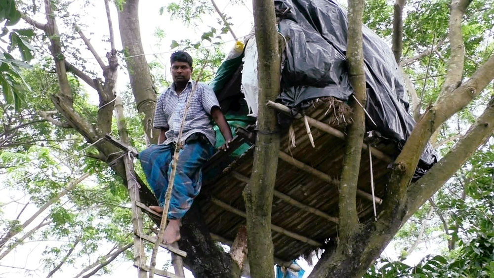 নিরুপায়: এ ভাবেই থাকতে হচ্ছে মনিরুলকে। নিজস্ব চিত্র