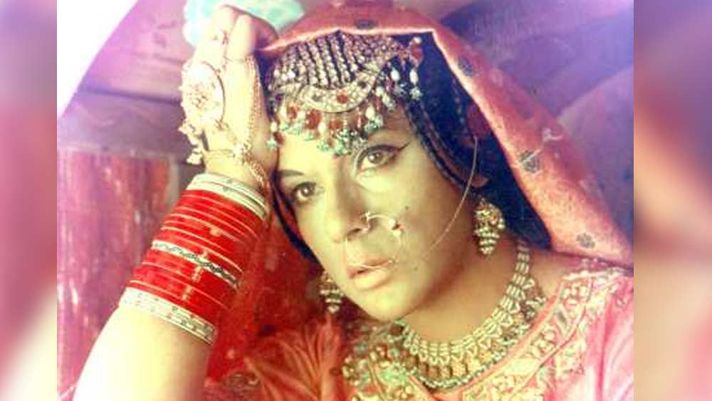 সিমলার কনভেন্ট স্কুল এবং কলেজ থেকে পড়াশোনা করেন তিনি। পড়াশোনায় মেধাবী হওয়ার পাশাপাশি নাটকেও আগ্রহ ছিল ভিরার। মাত্র ন’বছর বয়সে প্রথম অভিনয় মঞ্চে। এর পর কলেজজীবনেও বেশ কিছু ইংরেজি নাটকে অভিনয় করেছেন।