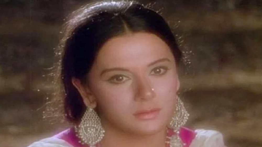 স্নাতক হওয়ার পরে ভিরা কিছু দিন কাটিয়েছেন লন্ডনের রয়্যাল অ্যাকাডেমি অব ড্রামাটিক আর্ট-এও। সে সময় একটি ইংরেজি ছবিতে অভিনয়ের কথা হয়েছিল। কিন্তু শেষ অবধি ছবিটি আর তৈরি হয়নি।