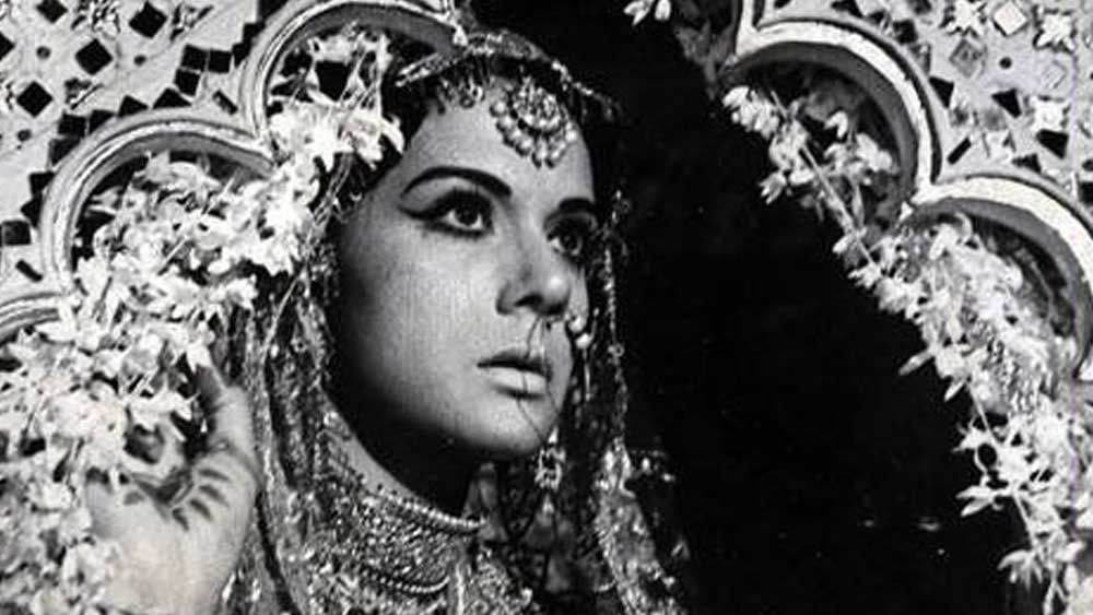 সেই সময় লন্ডনে ২২ বছর বয়সি ভিরার ছবি তুলেছিলেন এক ব্রিটিশ ফোটোগ্রাফার। সেই ছবি কোনও ভাবে এসে পৌঁছয় বলিউডে, চেতন আনন্দের কাছে। প্রযোজক-পরিচালক চেতন সে সময় তাঁর নতুন ছবির জন্য নতুন নায়িকা খুঁজছিলেন।