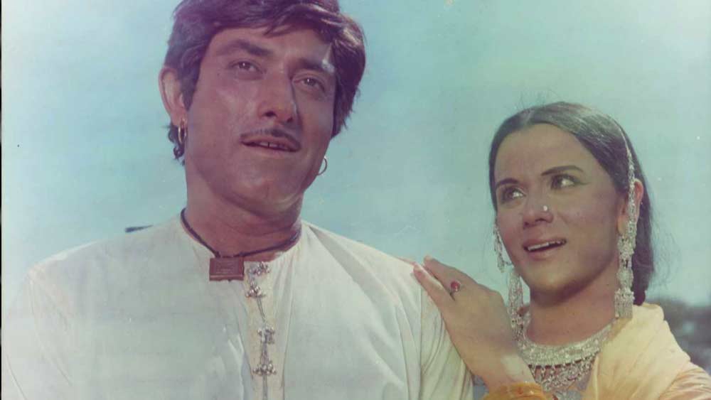 চেহারা এবং উচ্চারণে পাশ্চাত্য প্রভাব থাকায় বলিউডে জনপ্রিয় নায়িকা হয়ে উঠতে পারেননি প্রিয়া। চেতনের ছবি ছাড়া অন্য কারও নির্দেশে কাজ করার বিশেষ ইচ্ছেও দেখাননি তিনি। গতানুগতিক বলিউডি নায়িকার বাইরে প্রিয়া যুক্ত থাকতেন ছবির পোস্ট প্রোডাকশনের কাজেও।