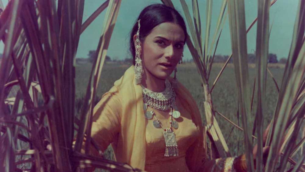 মুম্বইয়ের জুহুতে চেতন আনন্দের রুইয়া পার্কের বাংলোয় থাকতেন দু’জনে। তবে প্রিয়ার নিজস্ব সম্পত্তিও কিছু কম ছিল না মুম্বইয়ে। মুম্বইয়ের অভিজাত এলাকায় একটি বাড়ি ও বাংলোর পাশাপাশি চণ্ডীগড়ে ছিল পৈতৃক বাড়ি। তাঁর দুই ভাই কমলজিৎ লন্ডনে এবং পদ্মজিৎ থাকতেন আমেরিকায়।