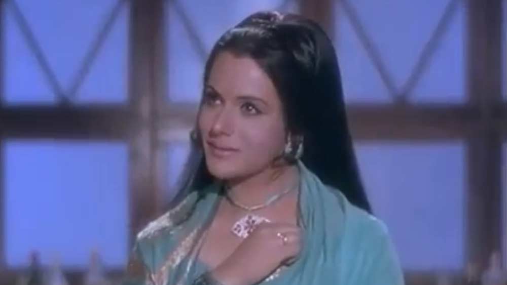 ১৯৯৭ সালের ৬ জুলাই ৮২ বছর বয়সে মারা যান চেতন আনন্দ। তাঁর মৃত্যুর পরে দেখা যায় তিনি দুই ছেলের সঙ্গে প্রিয়াকেও সম্পত্তির সমান ভাগ দিয়ে গিয়েছেন। এখানেই তীব্র হয় বিবাদ। জুহুর বাংলো বিক্রি করে দিতে চেয়েছিলেন প্রিয়া। কিন্তু বাধা দেন এর বাকি দুই অংশীদার, চেতনের দুই ছেলে।