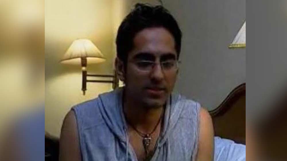 ‘এমটিভি রোডিজ সিজন টু’ জিতে নেন আয়ুষ্মান। আর সেখান থেকেই মায়ানগরীর দরজা খুলে যায় তাঁর সামনে। কলেজ শেষ করার পর বিগ এফএম-এ রেডিয়ো জকির চাকরি পান আয়ুষ্মান।