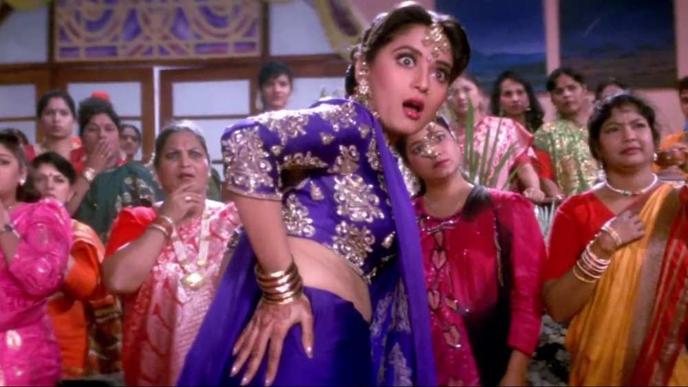 পর্দায় নিশার ভূমিকায় মাধুরীকে দেখে এতটাই মুগ্ধ ছিলেন হুসেন যে, তিনি মোট ৯৫ বার দেখেছিলেন ছবিটি। মুম্বইয়ের লিবার্টি সিনেমা হলের নির্দিষ্ট আসনে তাঁর জন্য বুক করা থাকত।