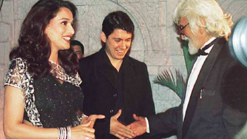 ‘হম আপ কে হ্যায় কৌন’ ছবির সময় মাধুরী ছিলেন ২৭ বছর বয়সি। হুসেনের বয়স সে সময় ৭৯ বছর। মাধুরীর সৌন্দর্য ও হাসিতে অবসেসড চিত্রশিল্পী ঠিক করলেন তাঁর সঙ্গে দেখা করবেন।