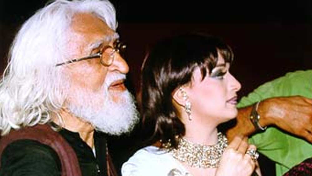 মাধুরীর ছবির সেটে প্রায়ই হাজির থাকতেন হুসেন। বলা যায়, মাধুরীকে নিজের জীবনের অঙ্গ করে নিয়েছিলেন তিনি।