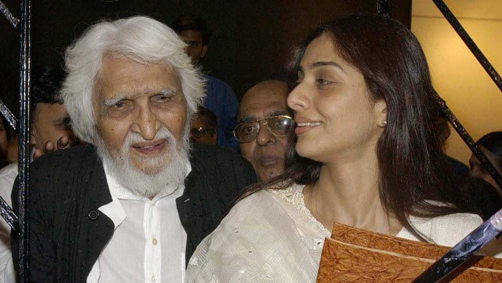 পরে মাধুরী নিজেও হুসেনকে জানান, তাঁর পক্ষে তখন আমেরিকা থেকে ভারতে আসা সম্ভব নয়। তাই শেষ অবধি ছবি হয়েছিল তব্বুকে নিয়ে। গুঞ্জন, ছবিতে বেশ কিথু সাহসী দৃশ্য ছিল। সে কারণেই মাধুরী প্রস্তাব এড়িয়ে গিয়েছিলেন।