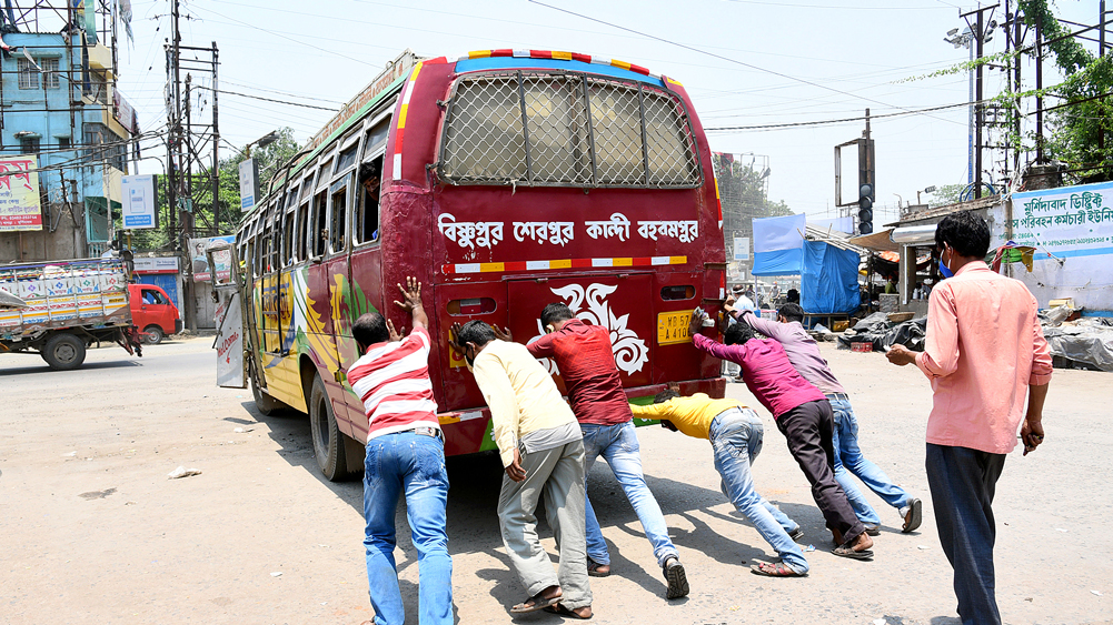 ফের নেমে পড়া পথে। ছবিগুলি তুলেছেন গৌতম প্রামাণিক