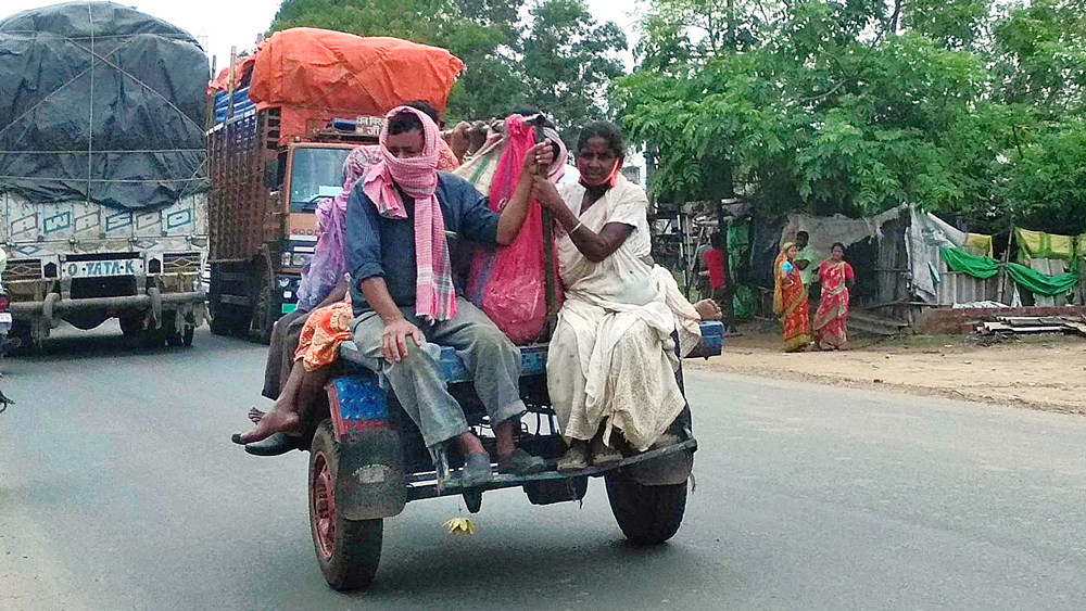 ভ্যানে যাত্রা। বর্ধমান-আরামবাগ রাস্তায়। নিজস্ব চিত্র