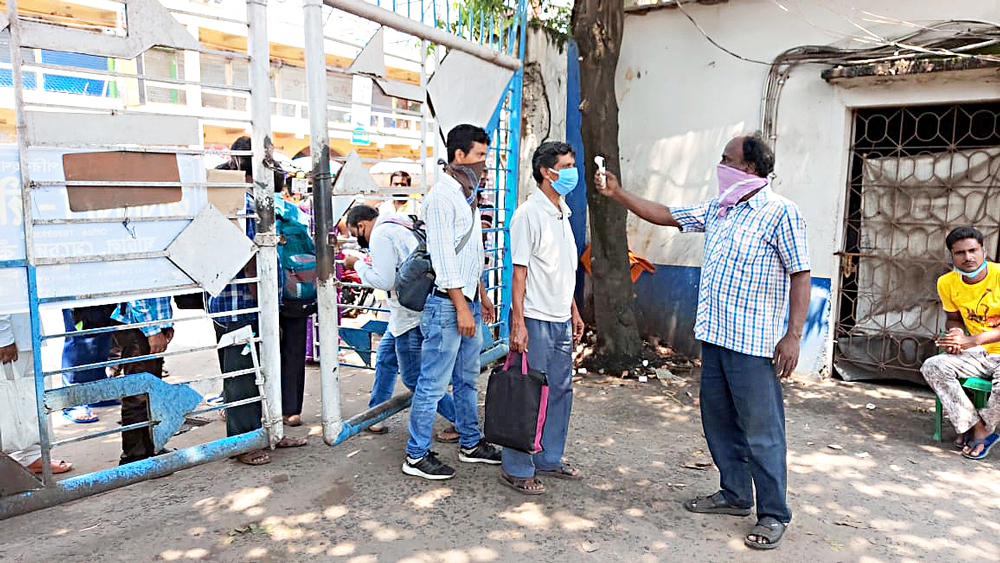 থার্মাল টেস্ট হচ্ছে বাসযাত্রীদের। মঙ্গলবার আরামবাগের সরকারি বাস ডিপোতে। ছবি: সঞ্জীব ঘোষ