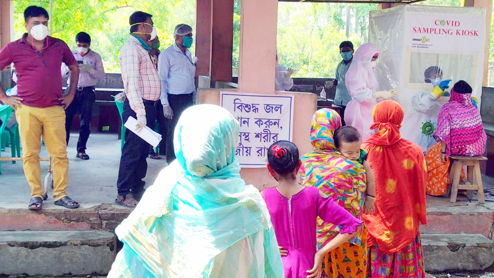 অপেক্ষা: নানুর হাসপাতালে লালারস সংগ্রহ। নিজস্ব চিত্র