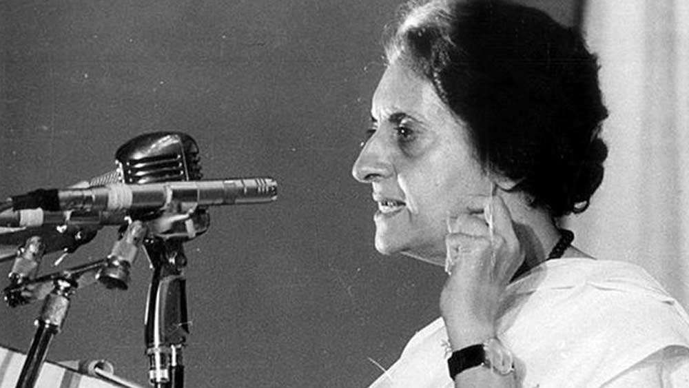 ১৯৭৫ সালে ২৫ জুন দেশ জুড়ে জরুরি অবস্থা জারি করেন তৎকালীন প্রধানমন্ত্রী ইন্দিরা গাঁধী। ২১ মাস পর ১৯৭৭ সালের ২১ মার্চ এই জরুরি অবস্থা প্রত্যাহার করা হয়।