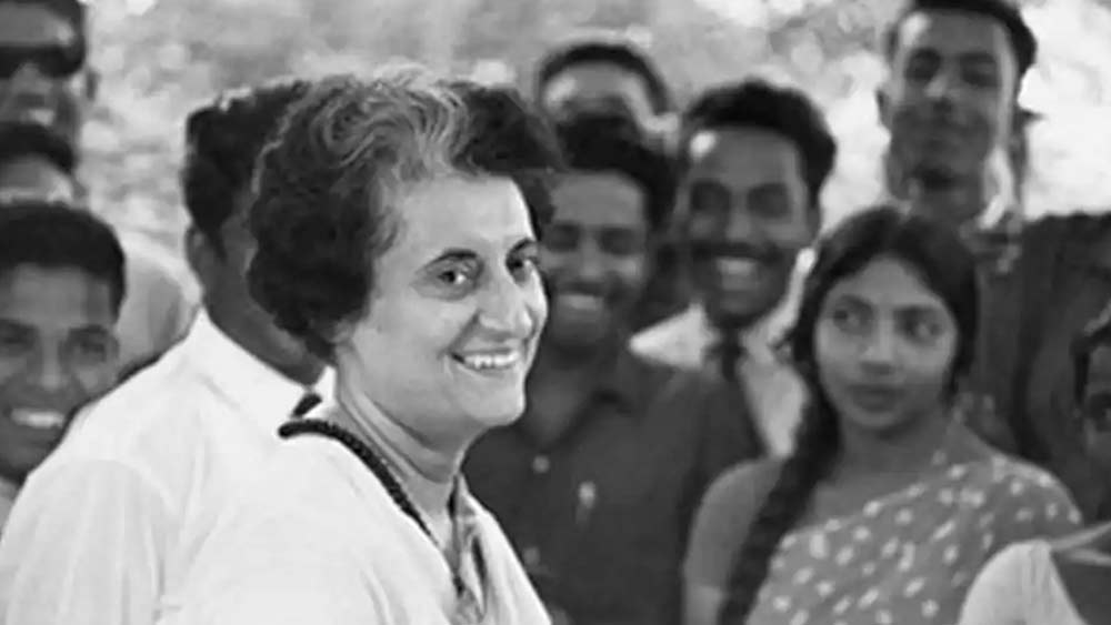 শোনা যায় জরুরি অবস্থা তোলা নিয়ে ইন্দিরা গাঁধী সরকারি সংস্থাগুলির মাধ্যমে দেশের মানুষের মতামত জানার চেষ্টা করেন। তিনি জানতে চান, জরুরি অবস্থা তুলে সাধারণ নির্বাচন হলে তাঁর ক্ষমতায় ফেরার সম্ভাবনা কতখানি। সেই সময় তাঁকে বলা হয়, তিনি আবার বিপুল জনসমর্থন নিয়ে ক্ষমতায় ফিরবেন।