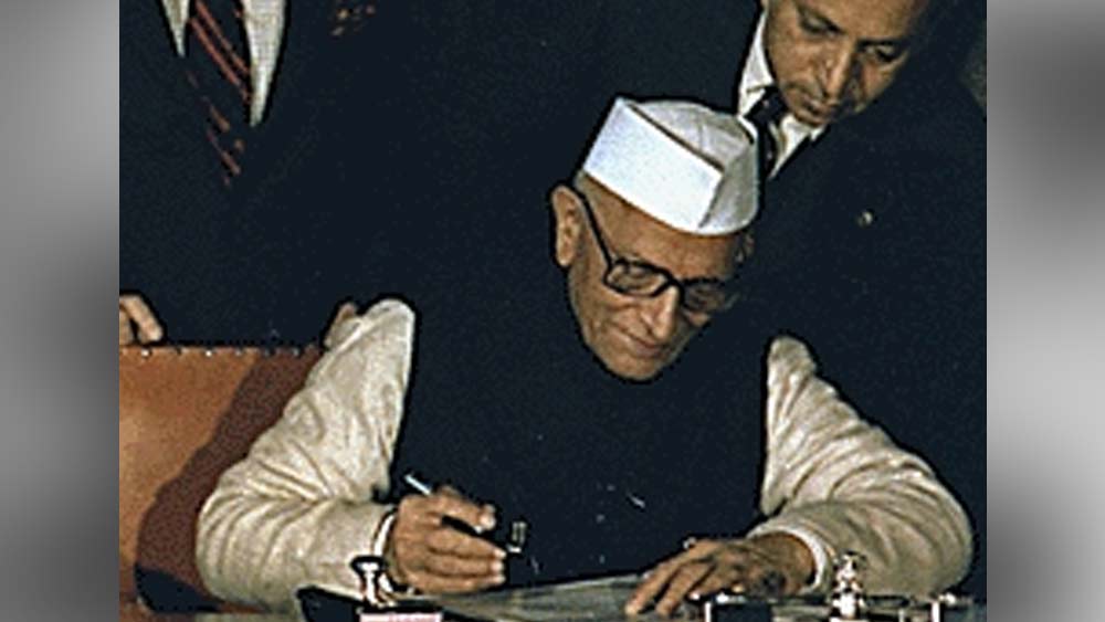 ১৯৭৭ সালে জানুয়ারিতে প্রধানমন্ত্রী পদে শপথ নেন মোরারজি দেশাই। প্রধানমন্ত্রী মোরারজি দেশাইয়ের সঙ্গেই শপথ নেন ১৪ জন ক্যাবিনেট মন্ত্রী। তাঁদের মধ্যে ছিলেন জর্জ ফার্নান্ডেজ। যিনি কেন্দ্রীয় শিল্প মন্ত্রকের দায়িত্ব নেন।