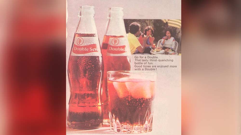 বিক্ষোভ শান্ত করতে এবার কেন্দ্রের জনতা সরকারই নিজেদের উদ্যেগে কোলা ড্রিঙ্ক উৎপাদনের সিদ্ধান্ত নেয়। সেই ‘স্বদেশী’ কোলার নাম রাখা হয় ‘ডবল সেভেন’ বা ‘৭৭’। এই নাম রাখা হয় ইন্দিরা গাঁধীর জারি করা এমার্জেন্সি শেষ হওয়ার বছরের (১৯৭৭) কথা মাথায় রেখে।