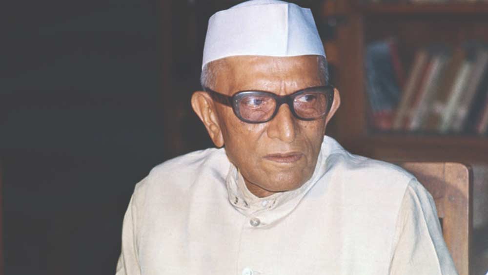 এরই মাঝে দিল্লিতে কিছুটা রাজনৈতিক অস্থিরতা ও অর্থনৈতিক সমস্যার সমাধান না হওয়ার কারণে চাপে পড়ে পদত্যাগ করতে হয় প্রধানমন্ত্রী মোরারজি দেশাইকে।