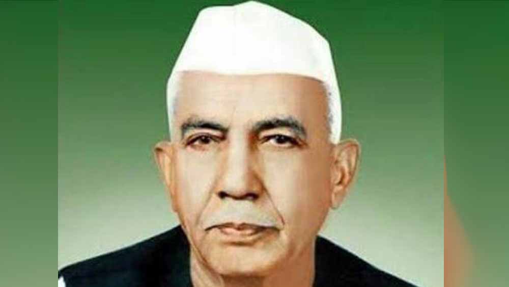 মোরারজি দেশাইয়ের ছেড়ে যাওয়া দায়িত্ব বর্তায় উপপ্রধানমন্ত্রী চরণ সিংহের উপর। চরণ সিংহ ১৯৭৯ সালে প্রধানমন্ত্রী পদে শপথ নেন। কিন্তু তাঁর শাসনকালও বেশি দিন স্থায়ী হয়নি। সহযোগী দলগুলি একে একে সমর্থন তুলে নেওয়ায় শেষ পর্যন্ত প্রথম অকংগ্রেসী সরকার পড়ে যায় ১৯৮০ সালে।